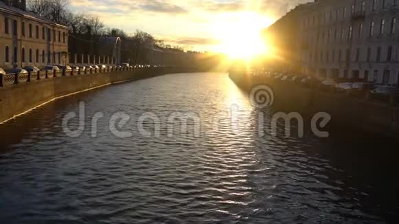 圣彼得堡河面日落视频的预览图