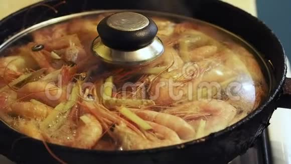 大虾在煎锅上煎视频的预览图