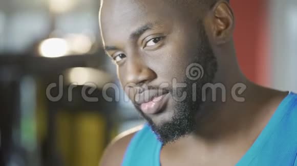 自信帅气的非裔美国男性看镜头成功男人视频的预览图