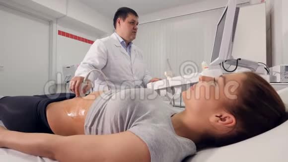 高气角超声检查腹腔过程视频的预览图