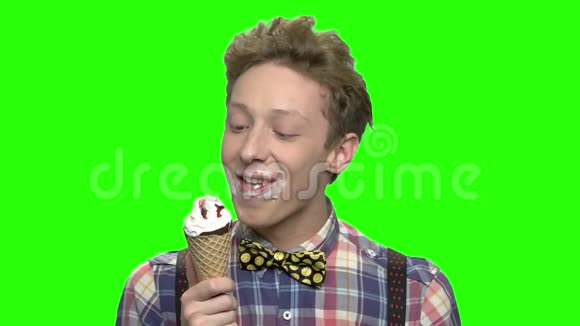 十几岁的男孩脏兮兮地吃着冰淇淋视频的预览图