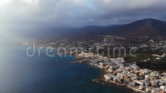 克里特岛和深蓝色大海上美丽的早晨全景视频的预览图