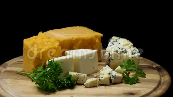 为法国美味的老奶酪做准备在黑色背景的木板上享用框架视频的预览图