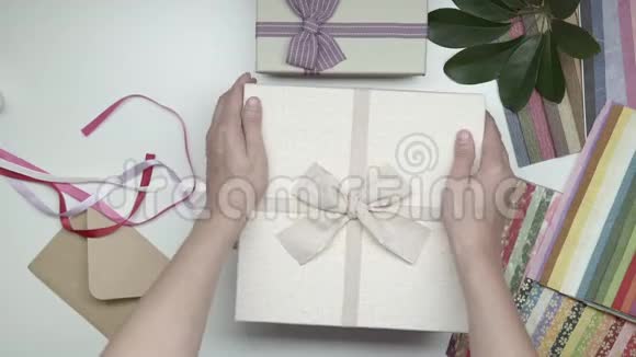 包装相框作为礼物快点19视频的预览图
