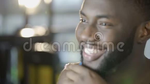 快乐的帅哥笑着摸着胡子满意理发店的服务视频的预览图