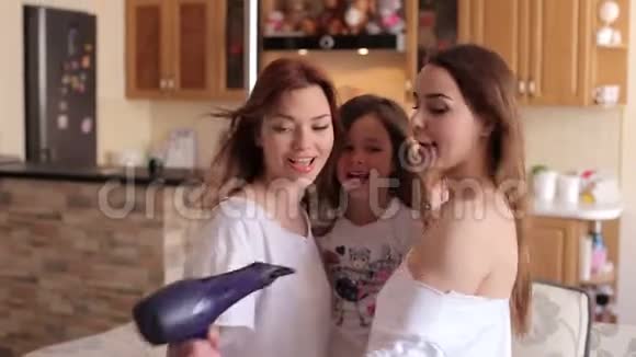 三姐妹在家里的吹风机里唱歌视频的预览图