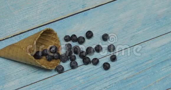 浆果冰淇淋蓝色木制背景华夫饼中的蓝莓浆果视频的预览图