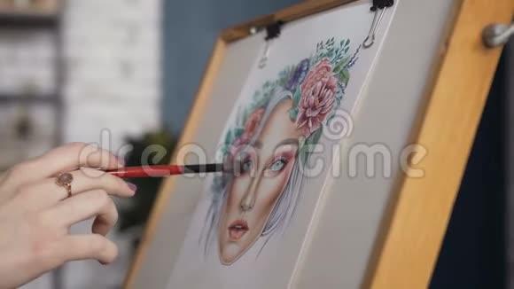特写化妆的女人的手这画了一个草图的面部图女画家在画一幅素描视频的预览图