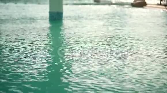 特写池中绿松石水照在阳光下夏日炎炎视频的预览图