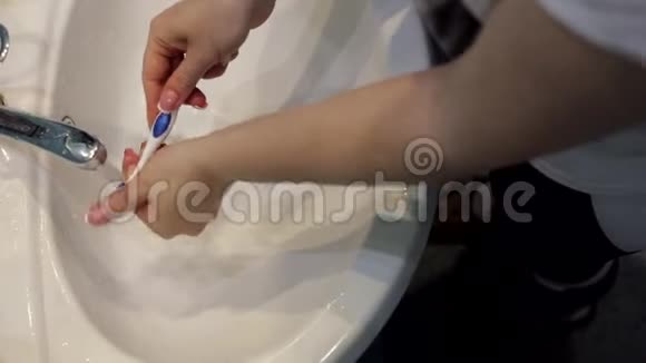 医疗保健白种人年轻女性洗牙刷视频的预览图