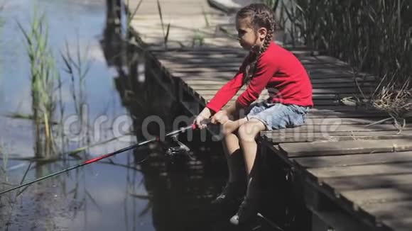 码头湖边的小钓鱼女孩抛出拉着鱼竿旋转视频的预览图