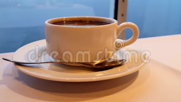 当游轮行驶时一杯咖啡用勺子和短跑在一张桌子上背景是大海视频的预览图