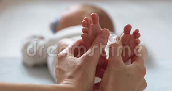 妈妈做新生婴儿脚按摩视频的预览图