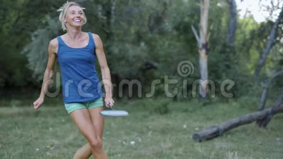 漂亮的微笑运动健身女人在公园打羽毛球视频的预览图