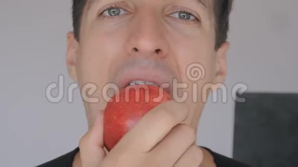 一群年轻人在家里厨房里吃红苹果吃新鲜苹果的家伙的画像视频的预览图
