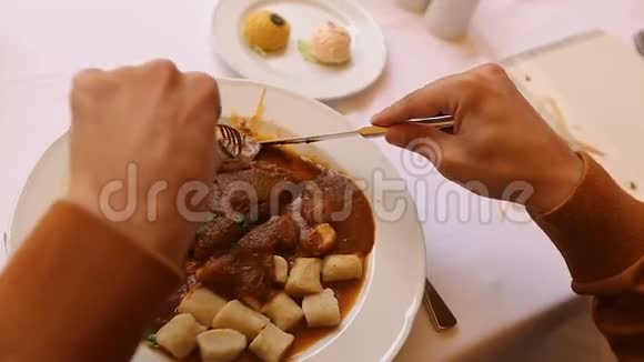 饥饿的男性在餐馆咖啡馆里吃传统的肉酱大餐视频的预览图