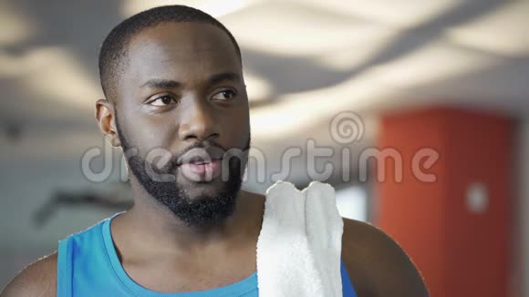 帅哥喝蛋白鸡尾酒在健身房调情对某人微笑视频的预览图