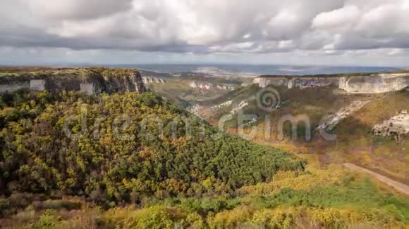 高山峡谷的秋景飞云快视频的预览图