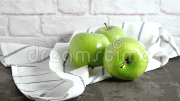 成熟的绿色苹果和餐巾纸视频的预览图