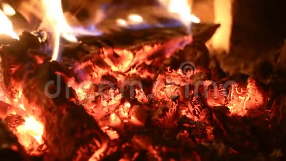 在炉子上燃火柴视频的预览图