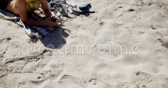 少女在海滩上放松视频的预览图