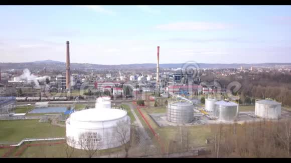 在炼油厂上空飞行视频的预览图