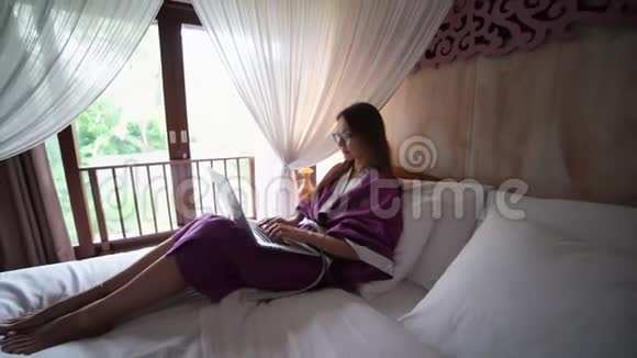 穿着浴袍的漂亮年轻女子在网上聊天视频的预览图