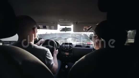 一对年轻夫妇乘汽车旅行一辆车穿过隧道视频的预览图