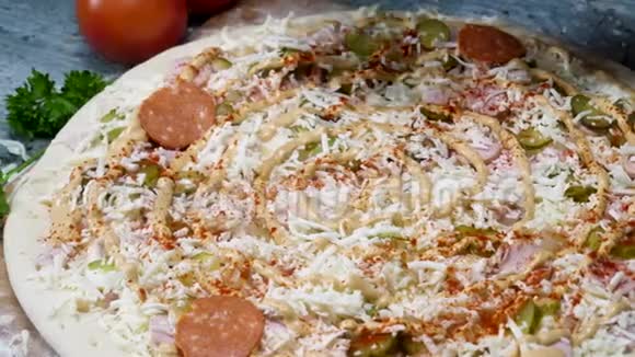 厨师烹饪腊肠披萨戴烹饪手套美食概念框架把意大利香肠放到披萨上视频的预览图