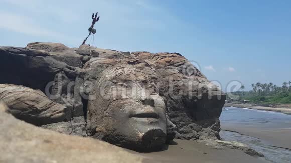 印度海滩上岩石上雕刻的湿婆头颅视频的预览图