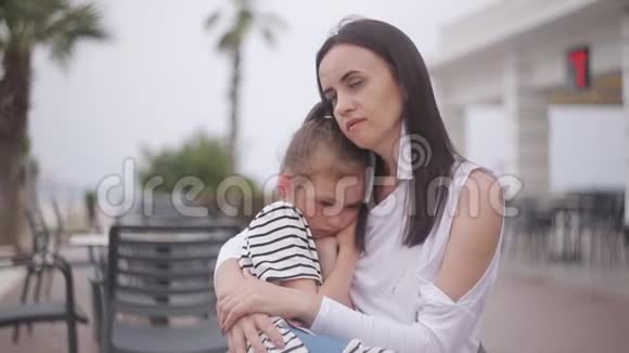 小女孩坐在妈妈身上哭视频的预览图