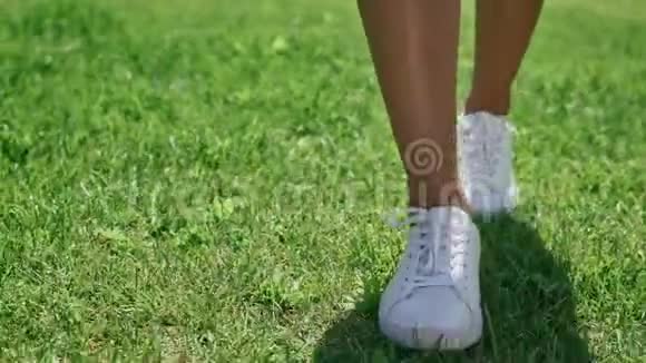 穿白色鞋子的女性腿要伸直视频的预览图