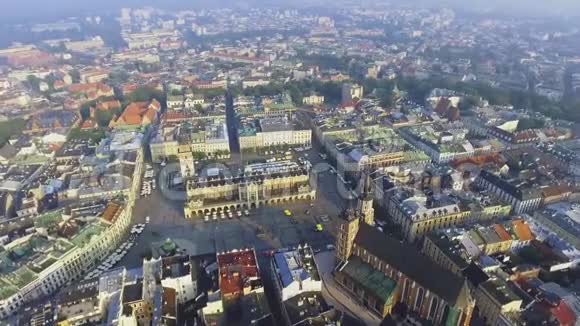 玛丽波兰克拉科夫历史中心主广场上的教堂视频的预览图