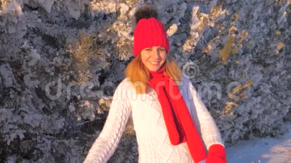 冬季户外故事4K中可爱的女人用双手微笑视频的预览图