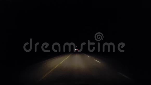 夜间驾驶农村公路乡村观光点POV晚间乡村高速公路或高速公路或州际公路视频的预览图