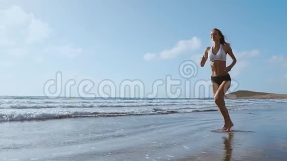 健康的女人在海滩上跑步女孩在户外运动快乐的女性锻炼自由度假健身和视频的预览图