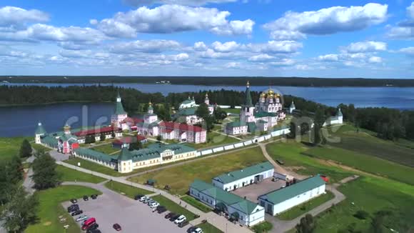 瓦尔迪艾沃斯基博戈罗迪茨基斯维亚托艾兹斯基修道院阳光六月天空中视频俄罗斯视频的预览图