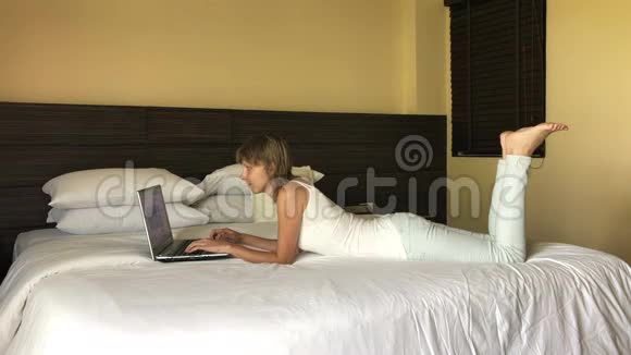 女孩在酒店的笔记本电脑上打字视频的预览图
