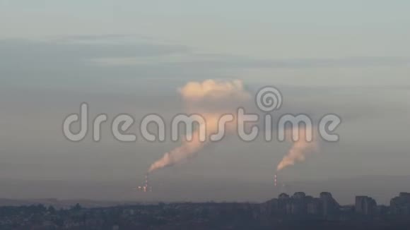 从发电厂漏斗升起的烟雾视频的预览图