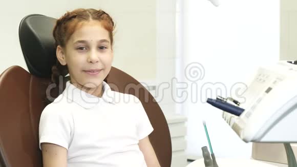 一个安静的女孩坐在医生接待处视频的预览图