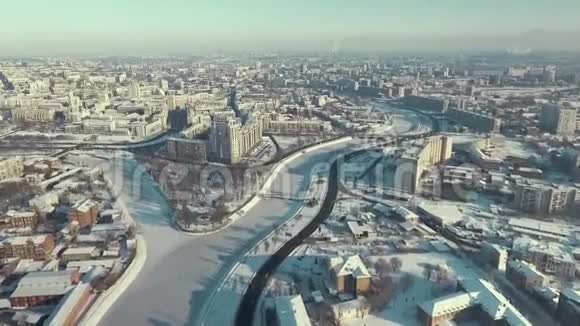 乌克兰哈尔科夫2016年12月13日施特拉尔卡公园的空中覆盖着雪河流穿越冬季视频的预览图