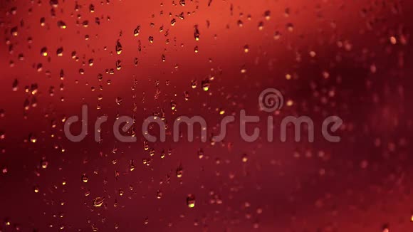红雨滴在窗户上视频的预览图