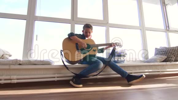 学弹吉他的10岁女孩视频的预览图