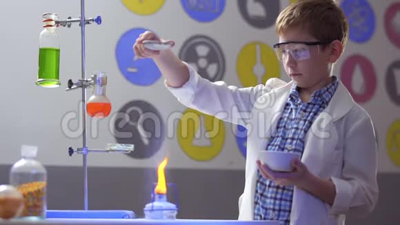 男孩科学家在实验室里做淀粉和火的实验视频的预览图