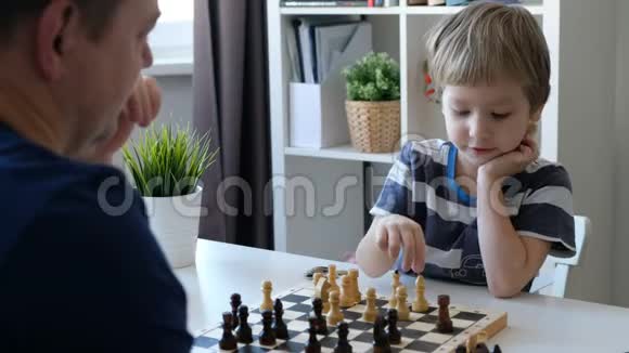 小男孩和他父亲下棋教育和家庭观念视频的预览图