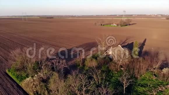 春日夕阳下农田里废弃的牧场视频的预览图