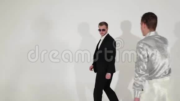 两个穿着不同颜色西装的年轻帅哥的舞蹈表演视频的预览图