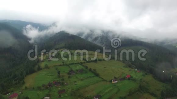 空中观景台飞越群山在美丽的云层中飞翔空中摄影机拍摄空中云层雾蒸汽视频的预览图