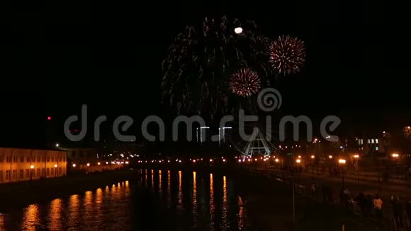 璀璨烟花在城市的夜空中翻江倒海的堤岸视频的预览图
