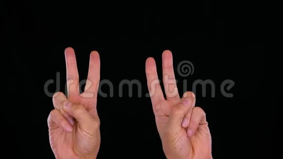 两只人的手显示出两个手指就像黑色背景上孤立的引号视频的预览图